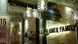 パブストリートの中にあるお洒落なパブレストラン