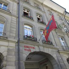 i入口の表示　高い所にあります