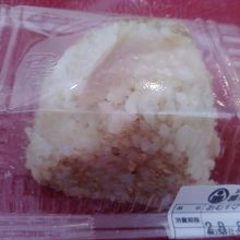 明太子玄米おむすび、ひとつ180円。