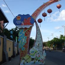 ホイアン劇場の前