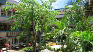 吹き抜けの中庭カフェが心地よい