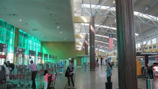天井が高く開放的なランカウイ空港！！
