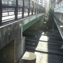 築地橋の下は、首都高速道路です。入船橋まで通じています。