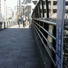 築地橋の北側の歩道の様子です。西側を向いて撮影した写真です。