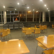 津軽海峡フェリーターミナル待合室内の様子