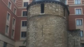 聖カトリーヌ教会の裏にある