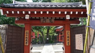 龍の手水鉢などもあるいい雰囲気の境内