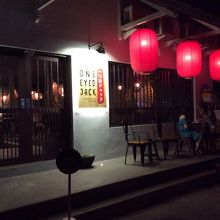 赤ちょうちん、が目印。