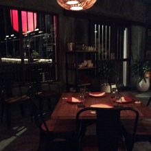 店内は少し暗いかな。