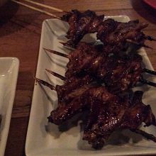 手羽。このテカリ、食べなくても味がわかる。