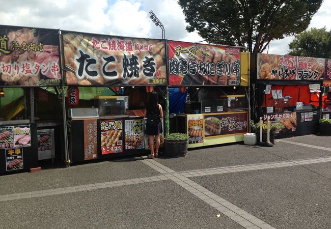 屋外にもお店が