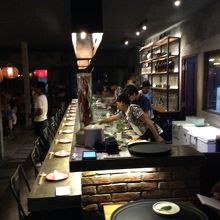 カウンターとカウンター内。