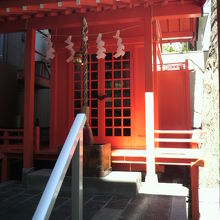 新富稲荷神社の本社前の階段です。金属製の手すりがあります。