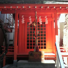 新富稲荷神社の本社を正面から見ています。手前が階段です。