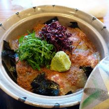 鯛茶漬けは胡麻だれがかかっています