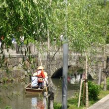 船頭さんも乗客も菅笠を被ります