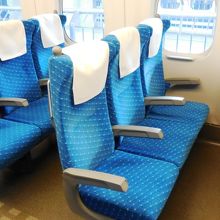 N700Aの座席。モバコンが壁についてるのがポイントだ。