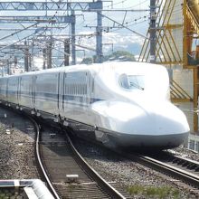 三島駅を通過するN700のぞみ。近いうちに新しい形式も登場。