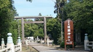 彦根城の前に鎮座