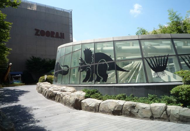 待ち時間にちょこっと気分転換できる屋上庭園