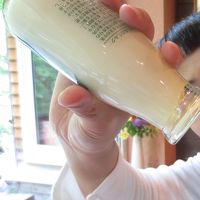 名物の濃い牛乳。ひっくり返しても表面のクリーム状のがそのまま