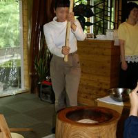 毎朝行われる餅つき。参加しました。