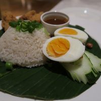 朝食。シンガポールディライトでナシレマを選択