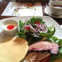 朝食のパンケーキプレート