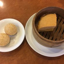 右のがマーラーカオ（中華風カステラ）