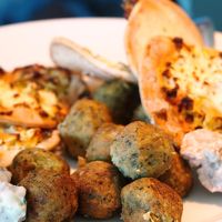 ラウンジの食事は比較的シンプルです