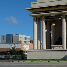 チンギス・ハーン広場の政府宮殿前に立つと、左手前方にあります