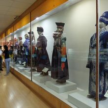 同じモンゴルでも、地方によって異なる男女の民族衣装の展示。