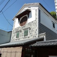 ２階の丸窓が目印