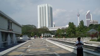 連邦事務局の背後に建つ白い謎のビル・・・・