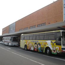 米子空港では、米子駅行きと、松江駅行きのバスがならんでいます