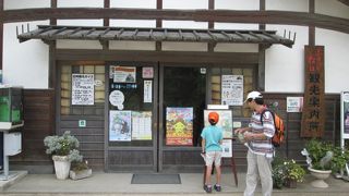 観光案内所で荷物を預かってもらえます。