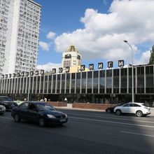 道路の反対側から