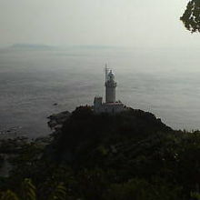 灯台の遠景。海が広がるだけ。