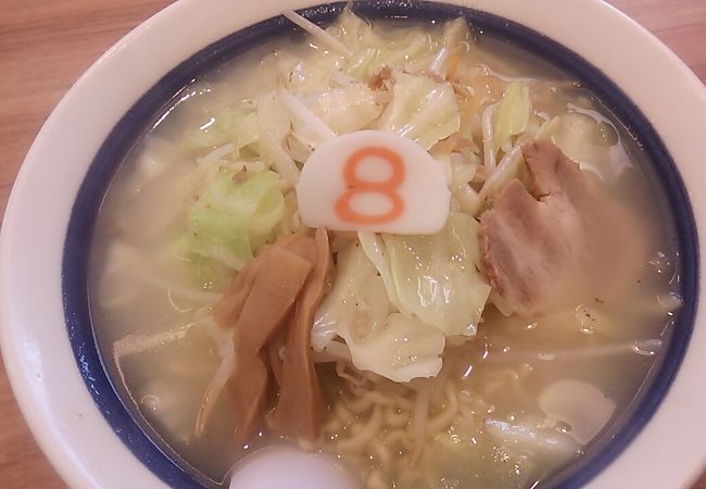 ８番らーめん発祥の地は移転していました～店内入口レジ付近には創業当時のお店の写真と創業者のメッセージが掲示されていました～