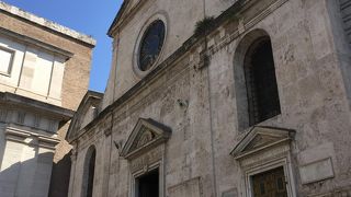 ラファエロ設計のキージ礼拝堂があります