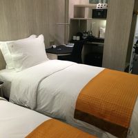 ベッド、デスク回り。ベッド正面にTVで一人泊まるなら最高