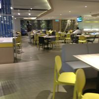 朝食会場。きれいですが微妙です