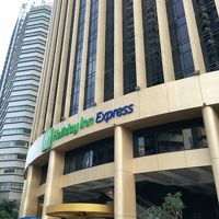 右手に歩いて行くとモノレールのラジャチュラン駅