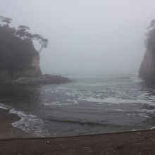 朝霧に煙る「高戸小浜海岸」の風景