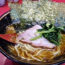 定番のラーメンです。こってりスープに太めの麺で美味しい♪