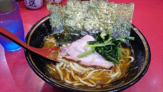 長い行列が毎日できる程、人気の高い家系ラーメンの店。