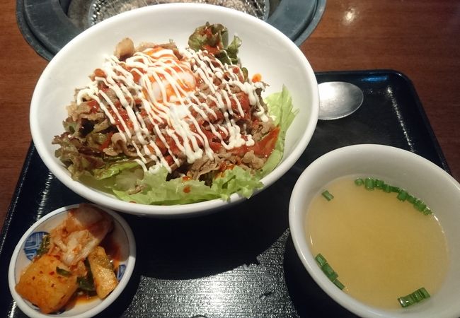 ランチなら気軽に楽しめる焼肉トラジ。