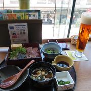 上野駅(公園口)目前。電車を眺めながら食事ができます。