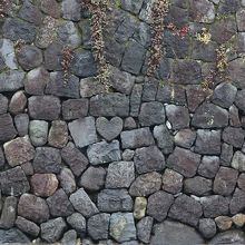 川辺にある石垣の中の　ハート型の石