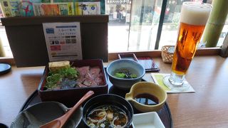 上野駅(公園口)目前。電車を眺めながら食事ができます。